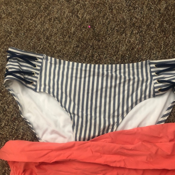 Bathing suit bottoms - Picture 3 of 3